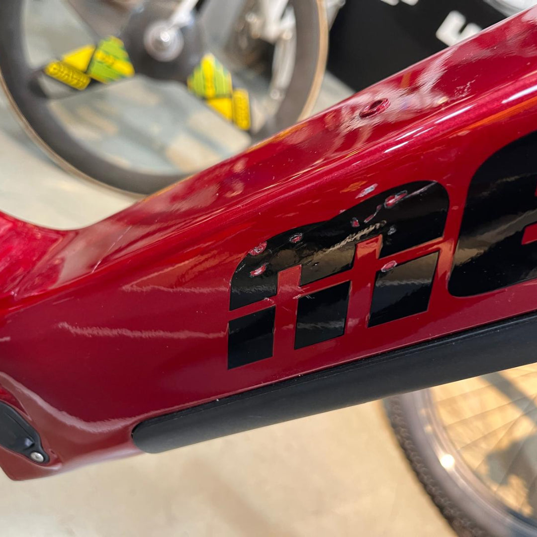 BICI OCASIÓN ELÉCTRICA MENDI EX40 CARBONO ROJA TALLA L DETALLES JIP CARBONO